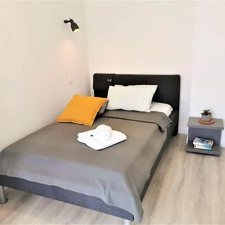 Front With Beautiful Sunsets 아파트 로고즈니차