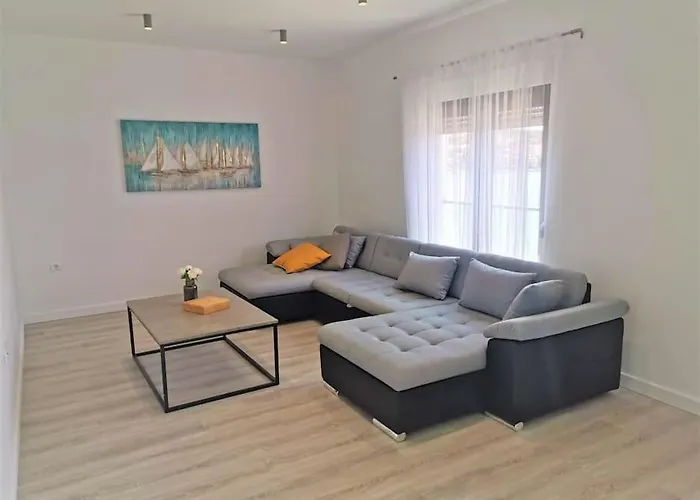 Front With Beautiful Sunsets 로고즈니차