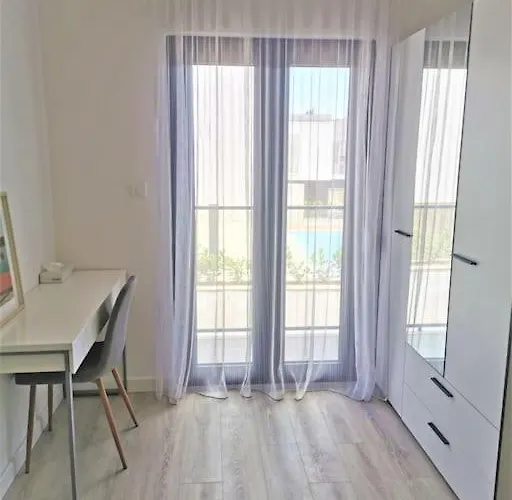 Front With Beautiful Sunsets 로고즈니차